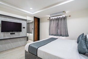 Familie studio suite, balkon, uitzicht op de stad | Een bureau, een laptopwerkplek, gratis wifi