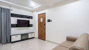 Family Studio Suite, Balcony, City View | Living area