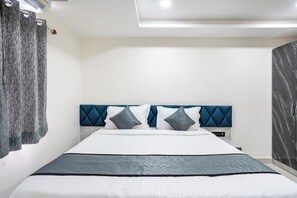 Desk, laptop workspace, free WiFi - Hotel srishoin (Hyderabad)