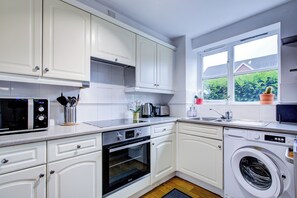 Apartemen | Dapur pribadi | Lemari es, microwave, oven, dan kompor