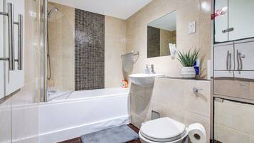 Apartment | Bathroom | Combined shower/bathtub, deep-soaking bathtub, hair dryer, towels