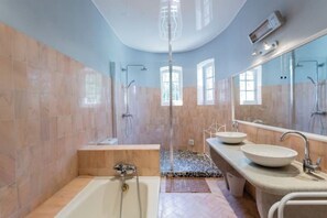 Doccia, asciugacapelli, asciugamani, sapone