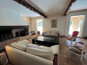 Una Smart TV, una chimenea, un reproductor de DVD, libros