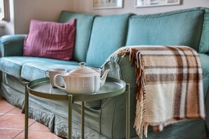 Apartment | Living area | TV - Casa Anna by Wonderful Italy (Bellagio)