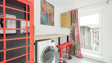 Apartment, 3 Bedrooms, 2 Bathrooms | Dining room