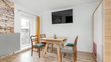 Apartment, 3 Bedrooms, 2 Bathrooms | In-room dining