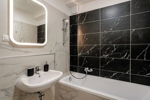 Haartrockner, Handtücher, Seife, Shampoo