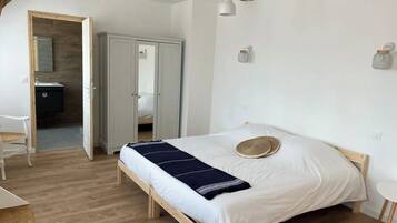 4 slaapkamers, een strijkplank/strijkijzer, reisbedje, gratis wifi