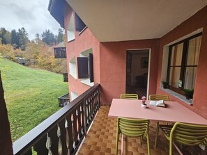 Outdoor dining - Chasa Valbernard 4302: High-quality renovated 4½-room apartment right next to the golf course (Vulpera)