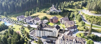 Chasa Valbernard 4302: High-quality renovated 4½-room apartment right next to the golf course