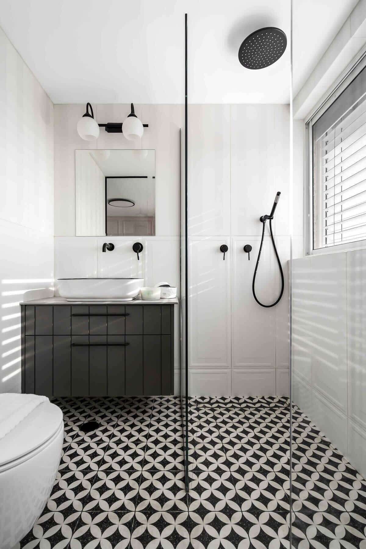 淋浴设施、吹风机、毛巾、洗发水