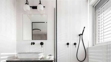 Chuveiro, secador de cabelo, toalhas de banho, shampoo