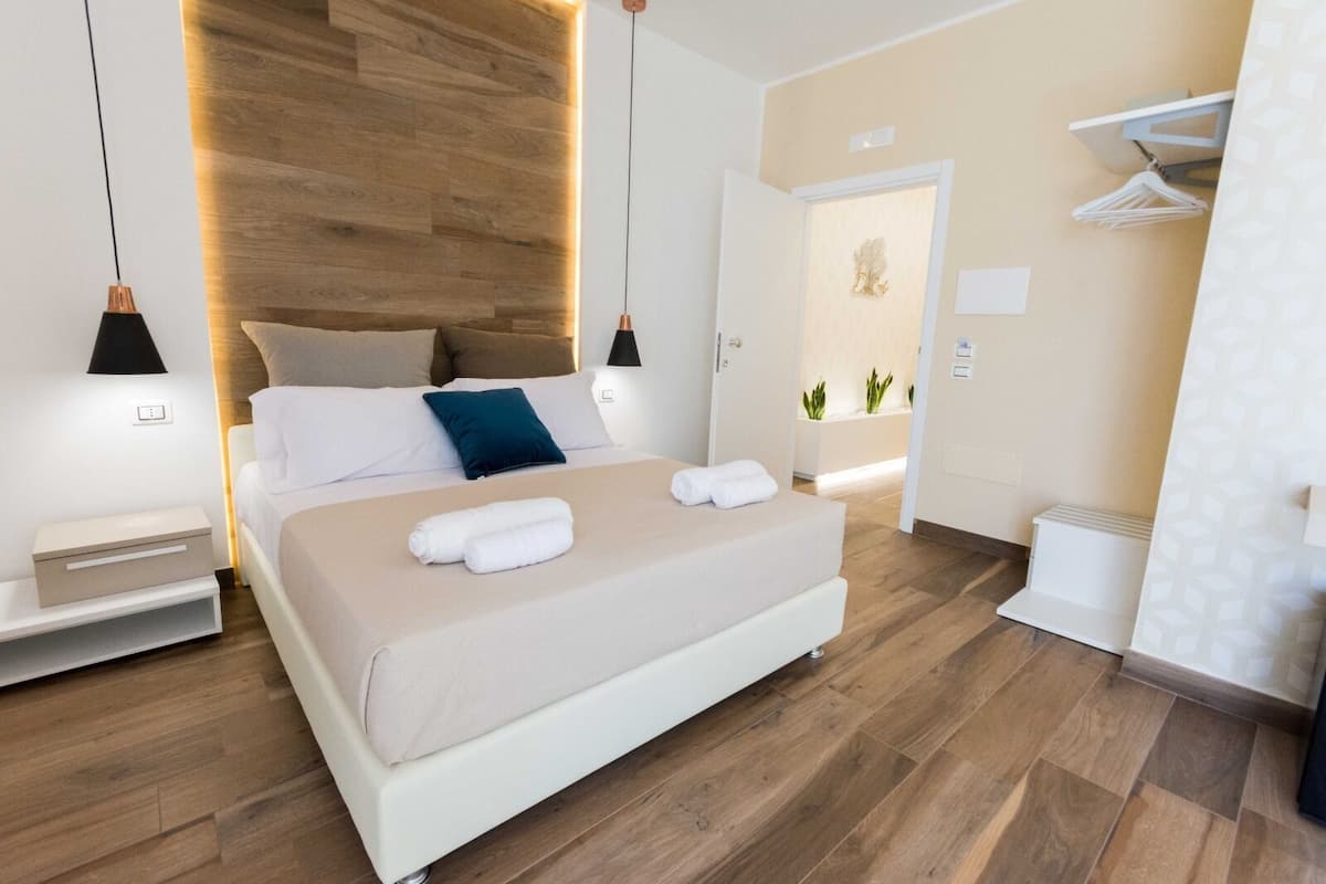 Deluxe kamer | 1 slaapkamer, luxe beddengoed, bedden met traagschuimmatras, een minibar