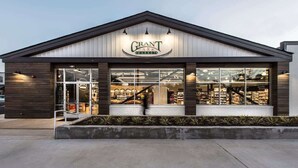 A modern building with a sign reading "Grant Park Markets". - Grant Grandeur (Atlanta)