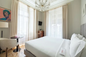 Kamar Double Standar | Seprai premium, busa memori, brankas, dan didekorasi berbeda-beda
