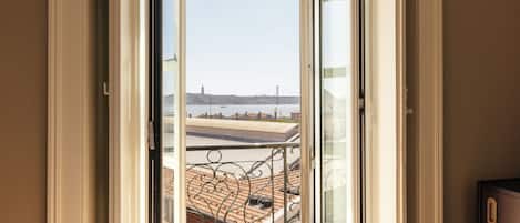 Deluxe double with River view | 1 bedroom, in-room safe, soundproofing, iron/ironing board