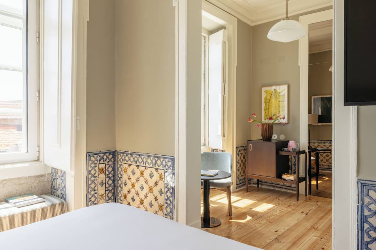 In-room safe, soundproofing, iron/ironing board, free WiFi