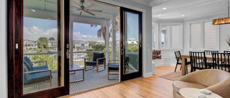 Televisión, mesa de ping pong, impresora