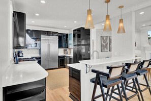 Geladeira, micro-ondas, fogão, cooktop