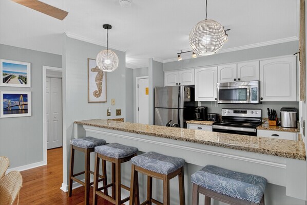 Refrigerador, microondas, horno y parrilla de estufa 