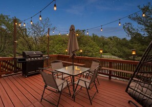 Outdoor dining - Spacious 3BR Townhouse with Balcony & Gym (Silver Spring)