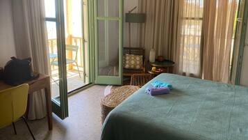 Kamar Double atau Twin Basic | Seprai antialergi, minibar, brankas, dan meja kerja