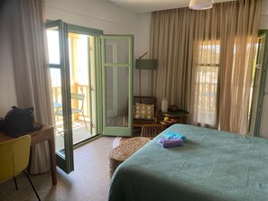 ห้องเบสิกดับเบิลหรือทวิน | เครื่องนอนป้องกันสารก่อภูมิแพ้, มินิบาร์, ตู้นิรภัยในห้องพัก, โต๊ะทำงาน