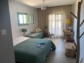 Habitación básica con 1 cama matrimonial o 2 individuales | Ropa de cama hipoalergénica y minibar