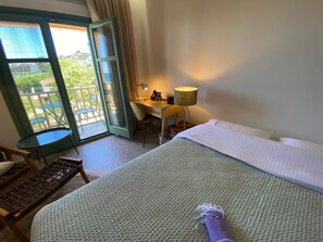 ห้องเบสิกดับเบิลหรือทวิน, ระเบียง, วิวทะเล | เครื่องนอนป้องกันสารก่อภูมิแพ้, มินิบาร์, ตู้นิ  รภัยในห้องพัก, โต๊ะทำงาน