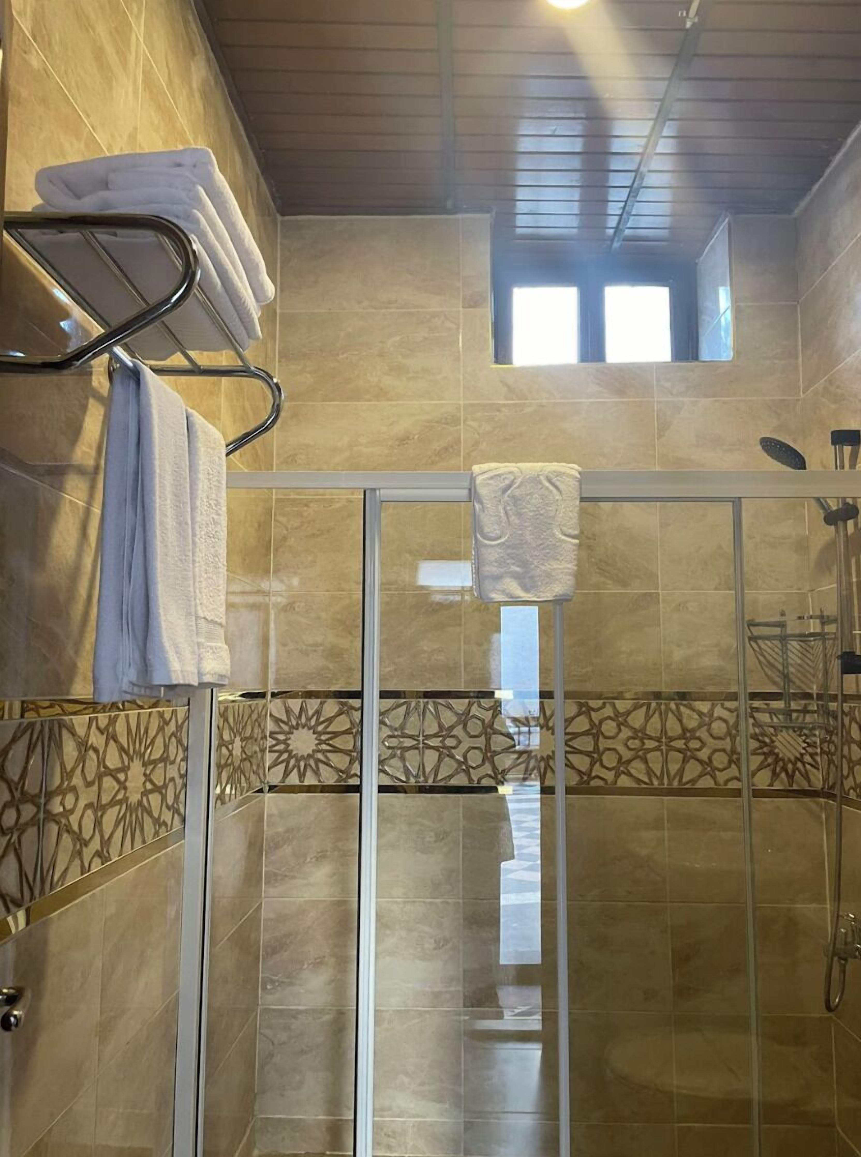 Kamar Triple Keluarga | Kamar mandi | Shower, pengering rambut, handuk, dan sabun