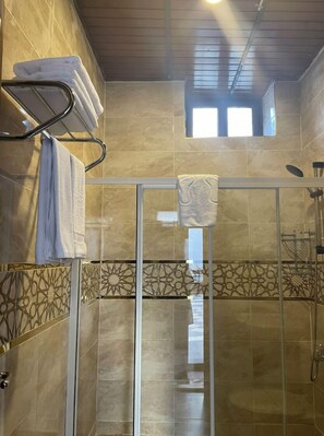 Family Triple Room | Bathroom | Shower, hair dryer, towels, soap - Hülya Hanım Konağı (Gaziantep)