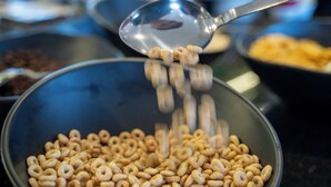 Cereali che vengono versati in una ciotola.