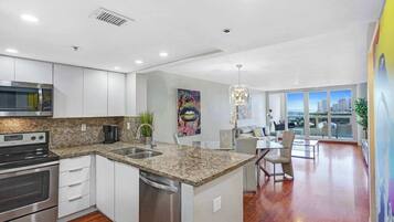 Refrigerador, microondas, horno y parrilla de estufa