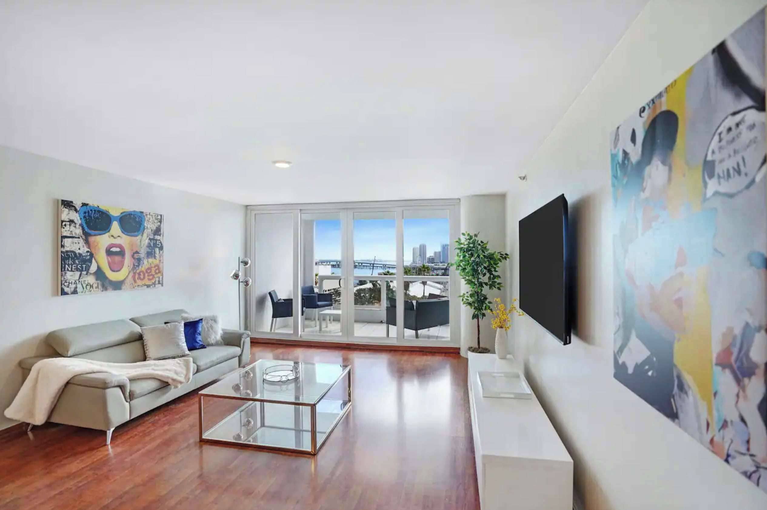 Televisión y oficina 