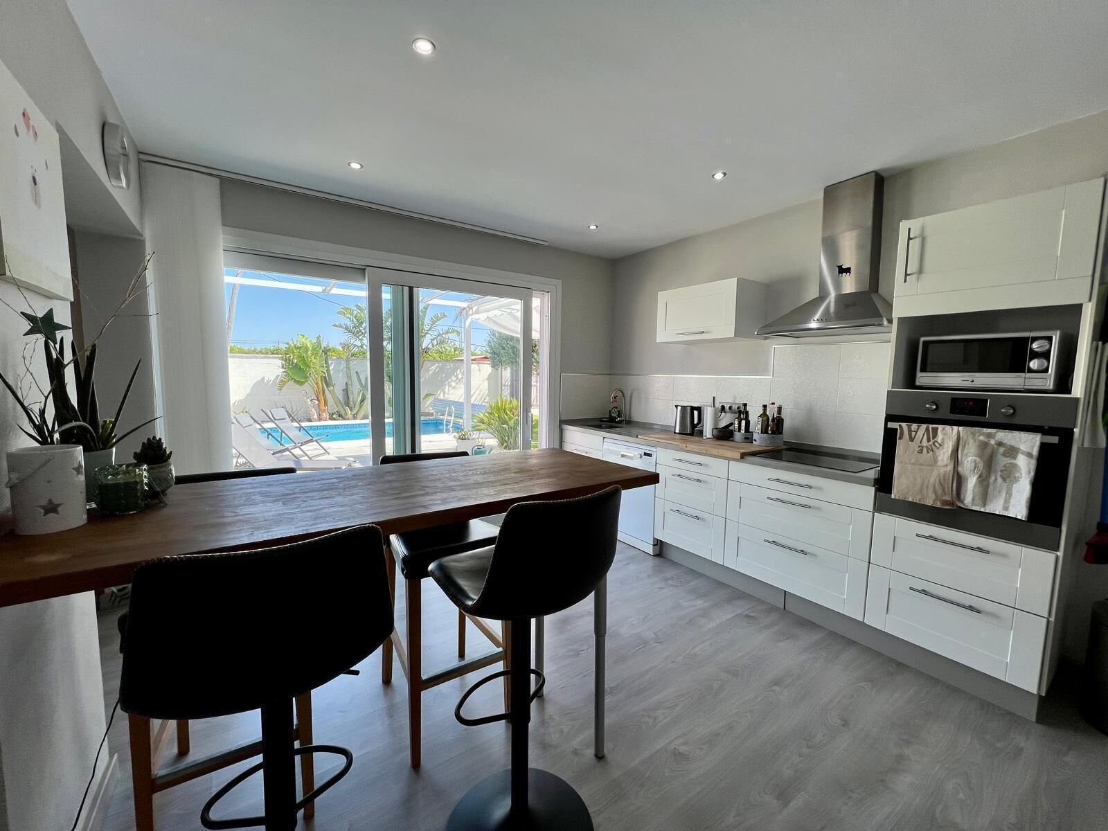 雪櫃、微波爐、焗爐、爐具