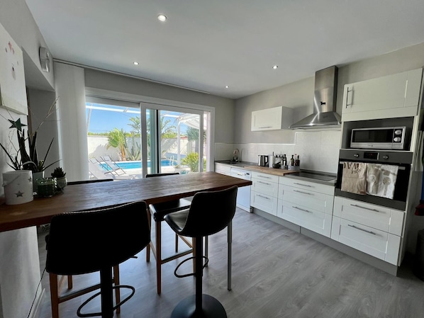 Fridge, microwave, oven, stovetop - Casa de la Luz . (Chiclana)