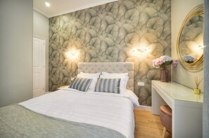 2 間睡房、書桌、熨斗/熨衫板、可攜式嬰兒床