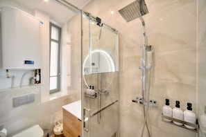 Dusche, kostenlose Toilettenartikel, Haartrockner, Handtücher