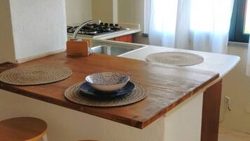 Køleskab, mikrobølgeovn, brødrister