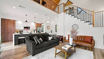 Een televisie, een open haard, tafelvoetbal en een kantoor