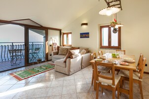 Apartamento | Zona de estar | Una televisión