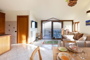 Apartamento | Zona de estar | Una televisión