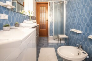Apartamento básico, vistas al mar | Baño | Ducha, secador de pelo y bidé