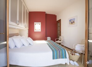 1 chambre, fer et planche à repasser