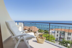Apartamento básico, vistas al mar | Terraza o patio