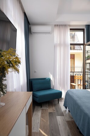 Economy-huone | Ylelliset vuodevaatteet, työpöytä