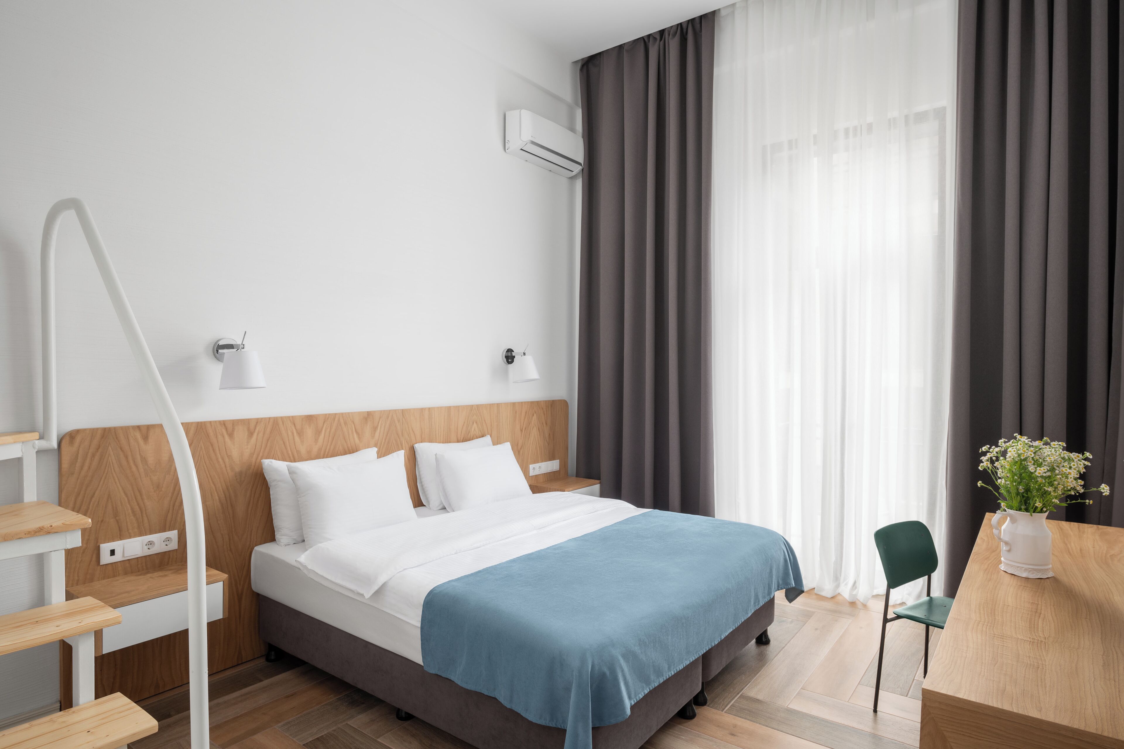 Quarto família | Roupas de cama premium, escrivaninha, espaço de trabalho para notebook