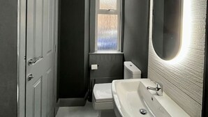 Hair dryer - Cozy, stylish central apartment: free parking (Galashiels)