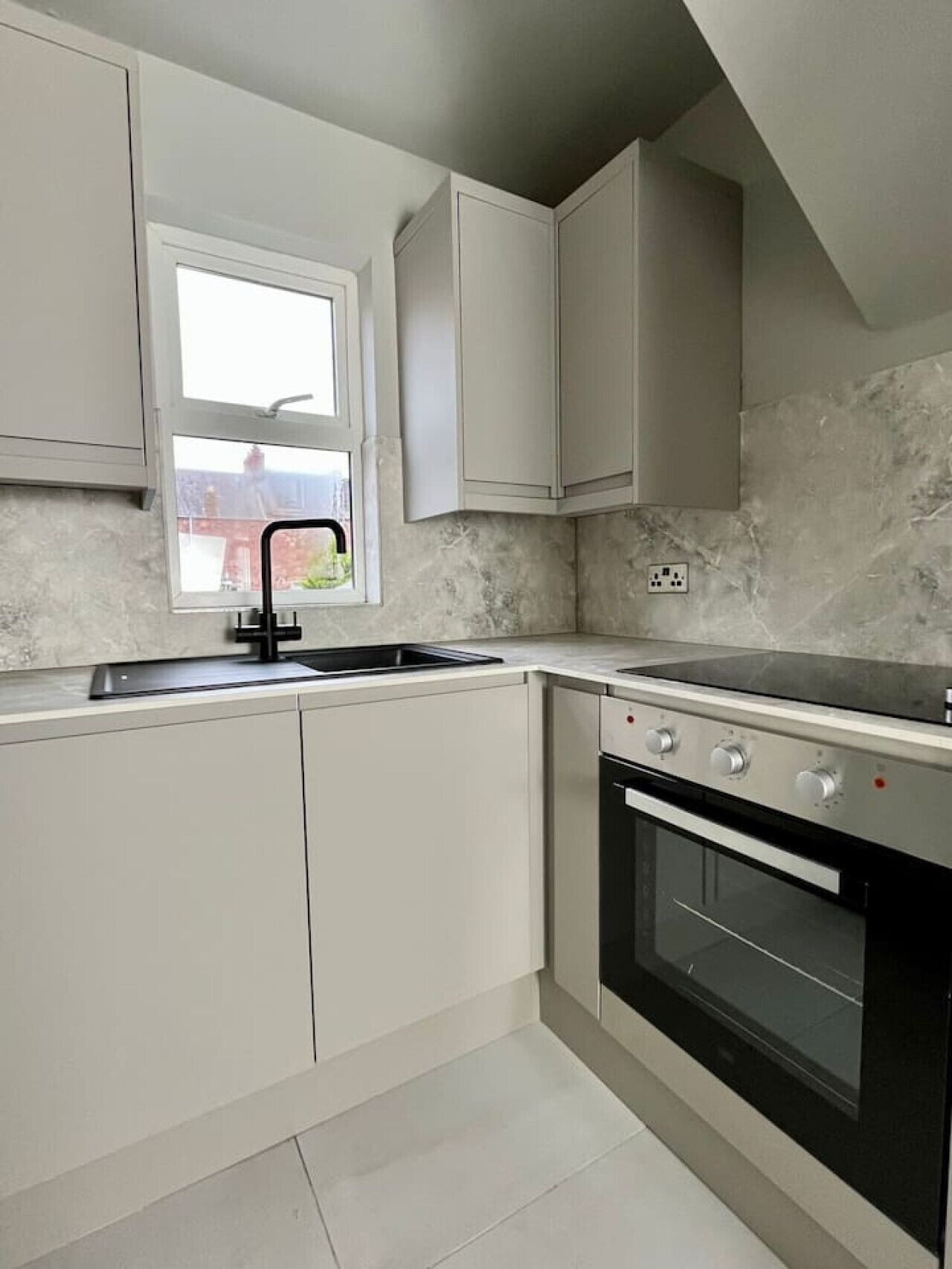 Fridge, oven, coffee/tea maker, toaster