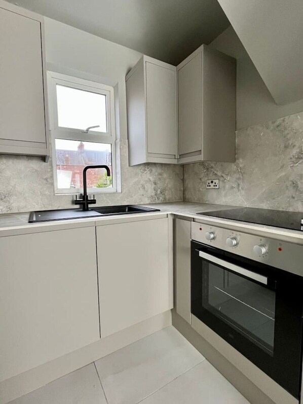 Een koelkast, een oven, een koffiezetapparaat/waterkoker